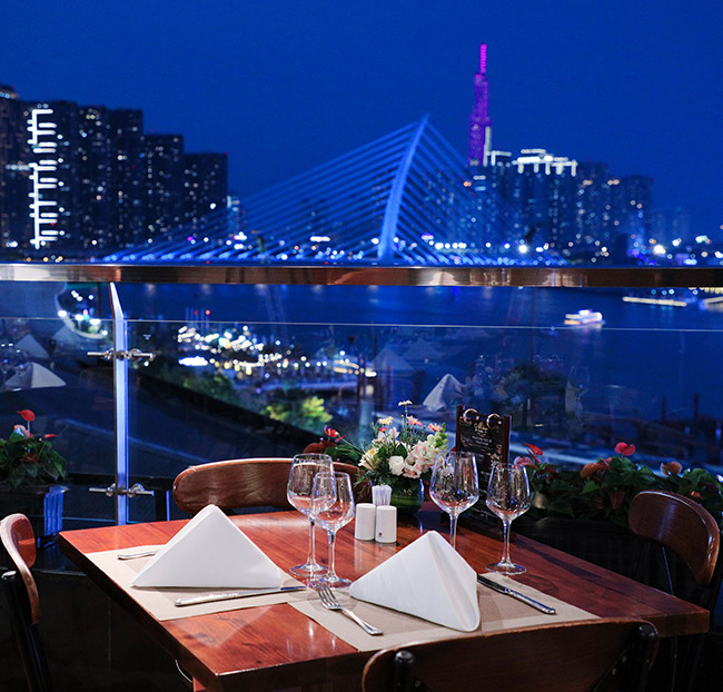 Hotel Majestic Saigon - Buffet BBQ Hải Sản, Tôm Hùm Không Giới Hạn + Rượu Vang, Bia - View Ngắm Sông Sài Gòn. Voucher 1,365,000 VNĐ, Còn 1,160,000 VNĐ, Giảm 15%. Chỉ Có Tại Hotdeal.vn!