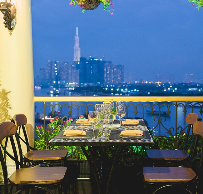 Hotel Majestic Saigon - Buffet BBQ Hải Sản, Tôm Hùm Không Giới Hạn + Rượu Vang, Bia - View Ngắm Sông Sài Gòn. Voucher 1,365,000 VNĐ, Còn 1,160,000 VNĐ, Giảm 15%. Chỉ Có Tại Hotdeal.vn!