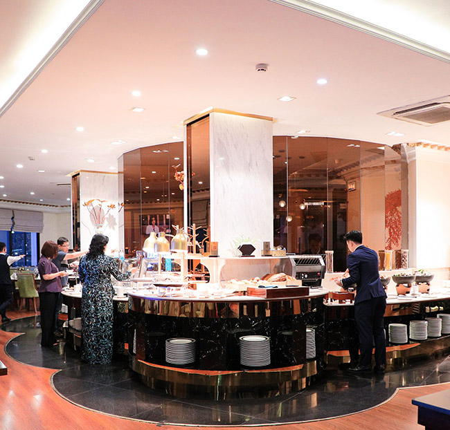 Hotel Majestic Saigon - Buffet BBQ Hải Sản, Tôm Hùm Không Giới Hạn + Rượu Vang, Bia - View Ngắm Sông Sài Gòn. Voucher 1,365,000 VNĐ, Còn 1,160,000 VNĐ, Giảm 15%. Chỉ Có Tại Hotdeal.vn!