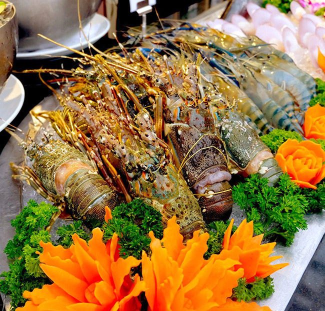 Hotel Majestic Saigon - Buffet BBQ Hải Sản, Tôm Hùm Không Giới Hạn + Rượu Vang, Bia - View Ngắm Sông Sài Gòn. Voucher 1,365,000 VNĐ, Còn 1,160,000 VNĐ, Giảm 15%. Chỉ Có Tại Hotdeal.vn!
