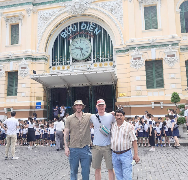 City Tour 1 Ngày Sài Gòn - Dinh Độc Lập - Nhà Thờ Đức Bà - Bưu Điện - Địa Đạo Củ Chi. Voucher 1,480,000 VNĐ, Còn 839,000 VNĐ, Giảm 43%. Chỉ Có Tại Hotdeal.vn!