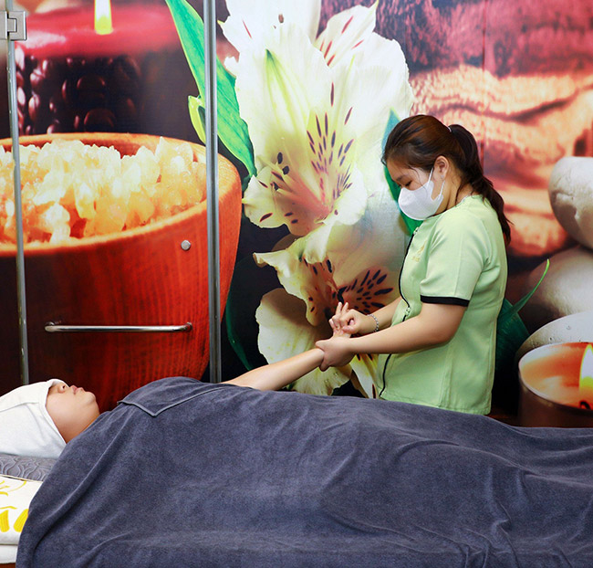 VTM Úc Châu - Massage Body + Ấn Huyệt + Foot + Đầu, Cổ, Vai, Gáy. Voucher 599,000 VNĐ, Còn 179,000 VNĐ, Giảm 70%. Chỉ Có Tại Hotdeal.vn!