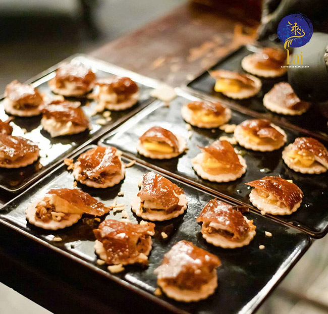 Lai Restaurant Tầng 28 Sedona Suites - Vịt Quay Bắc Kinh 3 Món Cho 4 - 6 Người. Voucher 1,700,000 VNĐ, Còn 1,160,000 VNĐ, Giảm 32%. Chỉ Có Tại Hotdeal.vn!