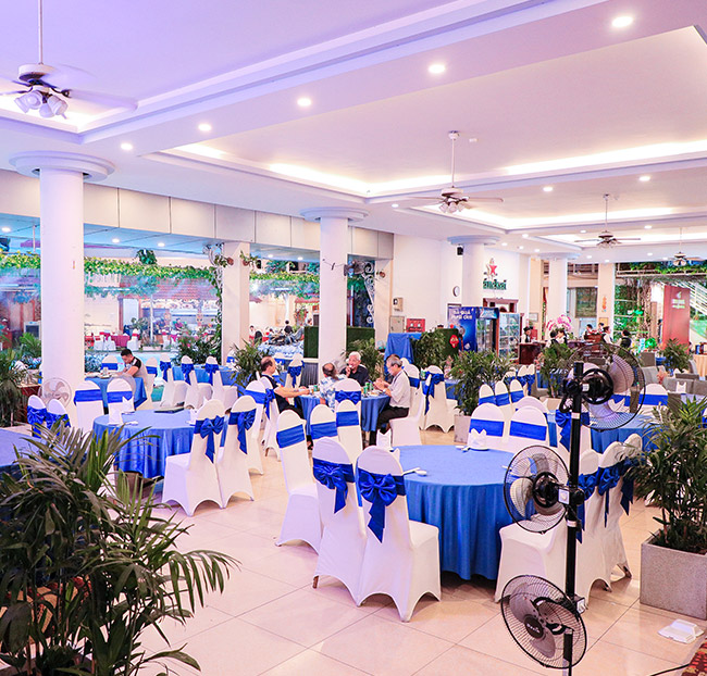Khách Sạn Đệ Nhất - Buffet Cuối Tuần Sang Xịn Bên Hồ Bơi - Thứ 7 Hàng Tuần. Voucher 349,000 VNĐ, Còn 314,000 VNĐ, Giảm 10%. Chỉ Có Tại Hotdeal.vn!