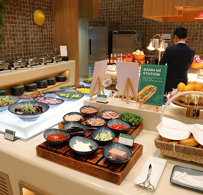 Holiday Inn & Suites - Buffet Sáng Quốc Tế Á, Âu Trên 80 Món. Voucher 436,590 VNĐ, Còn 349,000 VNĐ, Giảm 20%. Chỉ Có Tại Hotdeal.vn!