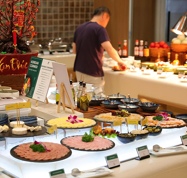 Holiday Inn & Suites - Buffet Sáng Quốc Tế Á, Âu Trên 80 Món. Voucher 436,590 VNĐ, Còn 349,000 VNĐ, Giảm 20%. Chỉ Có Tại Hotdeal.vn!